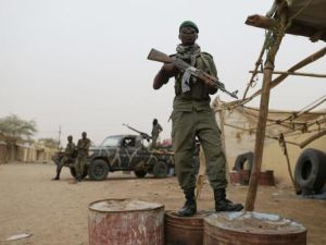 جنودا نقلوا المجموعة الثلاثاء من مخيم اللاجئين الواقع في مالكوهي