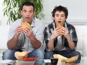 الوجبات السريعة وبخاصة البيتزا والبرغر تحتوي على سعرات حرارية ودهون مشبعة

