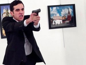  9 طلقات من أصل الـ11 التي أطلقها القاتل، أصابت السفير الروسي