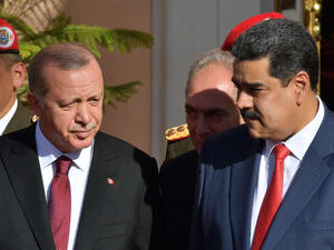 أعلنت الولايات المتحدة وعدد من دول الاتحاد الأوروبي الاعتراف بزعيم المعارضة الفنزويلية رئيسا مؤقتا للبلاد