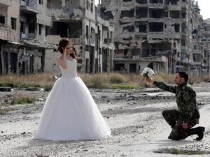 Newly-wed Syrian couple Nada Merhi and Hassan Youssef pose for a wedding picture. (AFP/Joseph Eid)