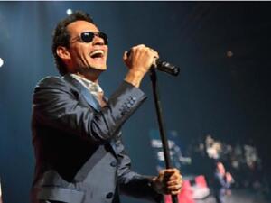 مارك أنطوني مع امرأة جديدة تدخّن الشيشة .. صورة
