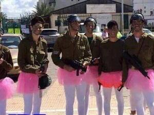 جنود اسرائيليون يحتفلون بعيد المساخر 