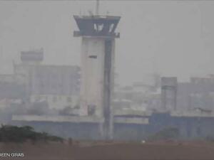 الحوثيون يفرون من مطار الحديدة.. ودخان يتصاعد من داخله