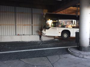  3 أشخاص جروحهم خطيرة ومن بينهم سائق عربة نقل الأمتعة