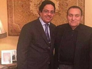 مبارك مبتسما في أول ظهور له خارج السجن