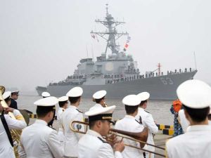 مدمرة أمريكية تبحر بالقرب من جزيرة متنازع عليها في بحر الصين الجنوبي
