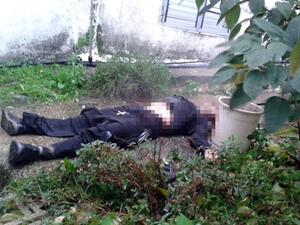 جثمان نشأت ملحم مسجى على الارض بعدما قتلته القوات الاسرائيلية