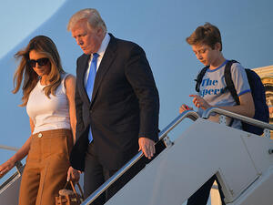 السيدة الأولى الأمريكية ميلانيا وابنها بارون يدخلون "بيت الأبيض" أخيرًا
