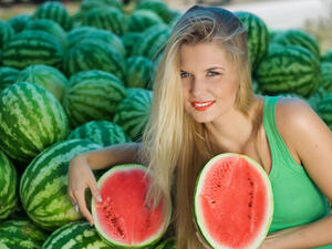 البطيخ الأحمر غني بالفيتامين (ث) وفقير بالفيتامين (أ)