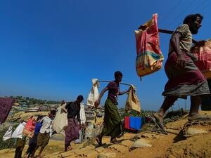 أظهرت صور في وسائل إعلام تايلاندية هيكل الحافلة وقد تفحم 
