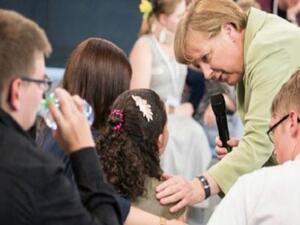 الطفلة الفلسطينية التي بكت امام ميركل لن ترحّل من المانيا
