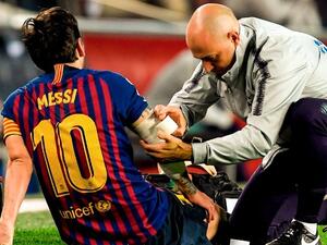 ميسي يشكو من إصابة في ذراعه
