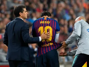 الإصابة تبعد ميسي عن برشلونة في وقت حساس