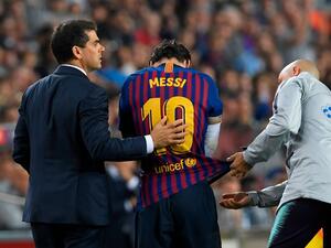 الإصابة تبعد ميسي عن برشلونة في وقت حساس