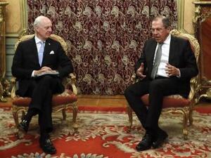 وزير الخارجية الروسي سيرجي لافروف (إلى اليمين) أثناء اجتماع مع مبعوث الأمم المتحدة الخاص لسوريا ستافان دي ميستورا في موسكو يوم الثلاثاء
