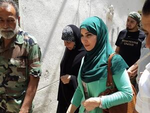 زوجة دحلان في جولة مع اللواء منير المقدح داخل مخيم عين الحلوة 