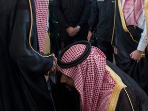 محمد بن سلمان يودّع والده بتقبيل قدمه