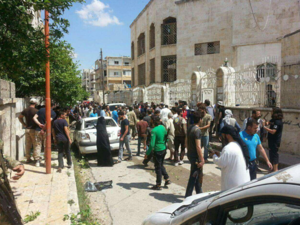 انتحاريا ركض باتجاه سيارة كانت تقل المحيسني، وفجر نفسه بالقرب منها 