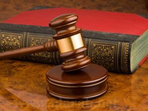 قاض بمحكمة  يقبًل يد متهم مثل أمامه في الاردن