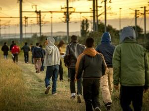 Migrants walk in the direction of the Eurotunnel terminal near Calais, northern France, on Aug. 6, 2015. (AFP/Philippe Huguen)