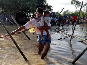  فر 430 ألف مسلم على الأقل إلى بنغلادش المجاورة