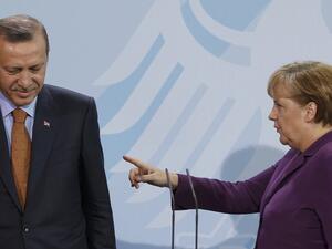 ميركل تؤيد تمديد التدقيق والمراقبة الحدودية داخل فضاء شنغن
