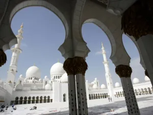 UNITED ARAB EMIRATES, Abu Dhabi : A general view shows the new Sheikh Zayed mosque: the biggest mosque in the United Arab Emirates and the third largest in the world. 