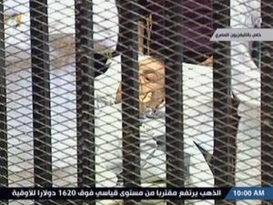 الرئيس المخلوع حسني مبارك في قاعة المحكمة.