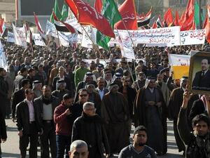 Iraqi protestors gather in support of Prime Minister Nuri al-Maliki in the city of Karbala, southwest of Baghdad, on Tuesday. (AFP PHOTO / STR)
