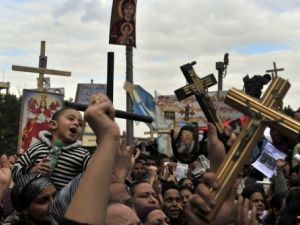 اقباط يتظاهرون مام مبنى الاذاعة والتلفزيون في القاهرة
