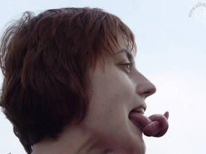 الصورة حقيقية.. لصاحبة اطول لسان