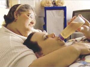 يرضع في حضن ماما