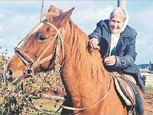 العجوز تعود بالحصان