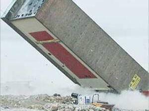 المصنع يسقط