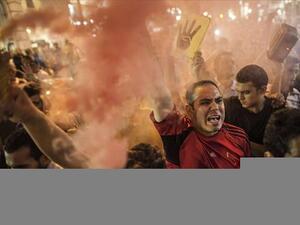 تصادما وقع بين الشاحنة وحافلة صغيرة على طريق سريع