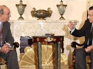 المبعوث الامريكي للشرق الاوسط جورج ميتشل خلال الاجتماع بالرئيس المصري حسني مبارك في القاهرة