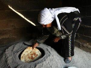سيدة تعد الخبز