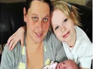 البنت والأم والمولودة