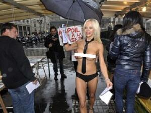 لي تتجول عارية في الشوارع وتلتقي المؤيدين