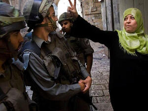 فلسطينية تتحدى المحتلين