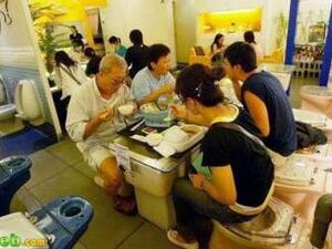 شوفوا قديش منهمكين في .. الاكل