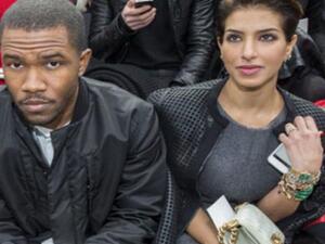 جالسة بجانبه بدون محرم