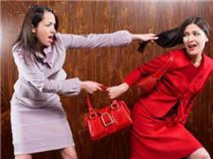 شد الشعر من مظاهر الخناقات النسائية