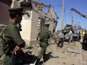 الشرطة الجزائرية في موقع تفجير انتحاري في زموري البحري 