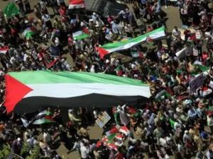 Palestinian flags are raised at an anti-Israel march in Egypt. (Image source: "Salon.com")