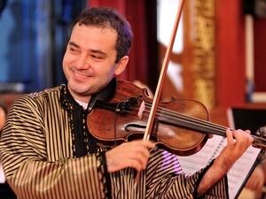 Oriental music lovers can enjoy the enchanting Arabic tunes of Arabian Breeze who perform live at the floating stage every Friday