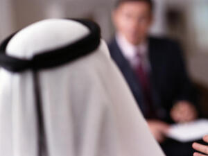 يلزم القانون كل مترجم بمزاولة المهنة من خلال مكتب مرخص لمباشرة اعمال الترجمة