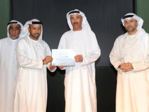 Carrefour employees receiving their certificate of recognition from Hussain Nasser Lootah, Director General of Dubai Municipality