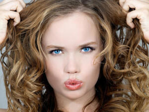  تعاني بعض الفتيات من مشكلة قشرة الشعر المزعجة التي تفسد شكلهن الخارجي